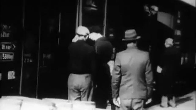 Trein vertrekt in 1944 van Westerbork naar Auschwitz смотреть онлайн
