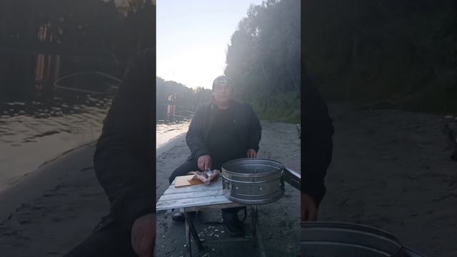 Рыбалка с Ночевкой. Донки Крокодил. Копчу Лещей на Берегу. смотреть онлайн