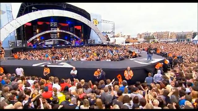 Amelle Berrabah & Tinchy Stryder - Never Leave You (T4 On The Beach 2009) смотреть онлайн