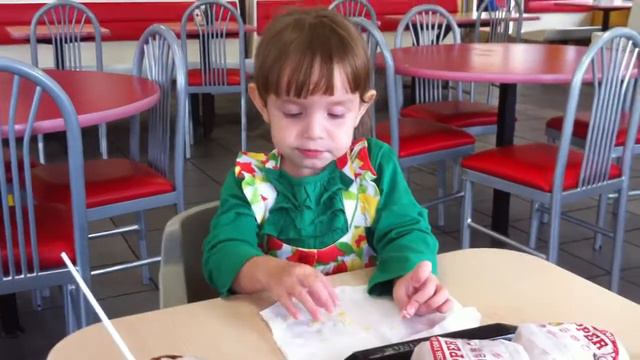 Mariana eating fries at BK 10/27/2012 смотреть онлайн