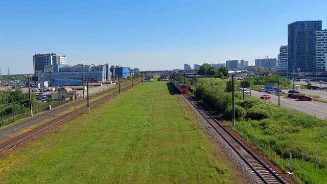 Красивый вид с моста: электропоезд ЭТ2М прибывает на платформу Купчино