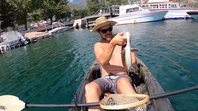 BIG LAKER pulls me around the marina in my KAYAK!!! смотреть онлайн