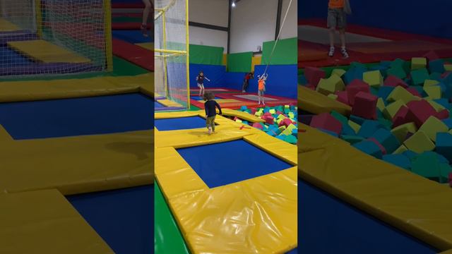 Поход в батутный центр 😀😍 смотреть онлайн