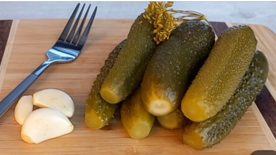 Беру СОЛЕНЫЕ ОГУРЦЫ и готовлю ВКУСНЫЙ САЛАТ из простых продуктов смотреть онлайн