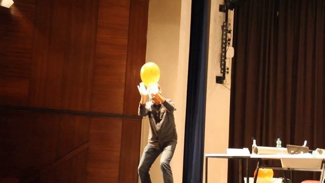 Physikalische Experimente bei der "Fake Hunter" Show in der Volkshochschule 1210, Angerer Straße смотреть онлайн