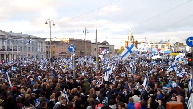 Sakari Kuosmanen esittää Finlandia-hymnin kultajuhlissa смотреть онлайн