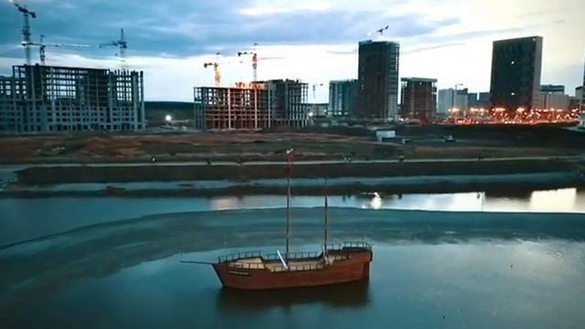 Новый символ Академического района: каравелла в Преображенском парке смотреть онлайн