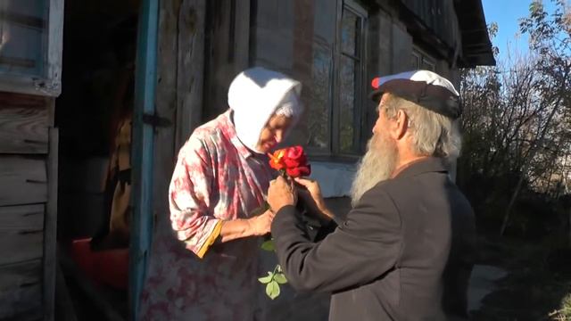 Три розы Сусанне-Надежде по интернетной просьбе. 06. 10. 2018 смотреть онлайн