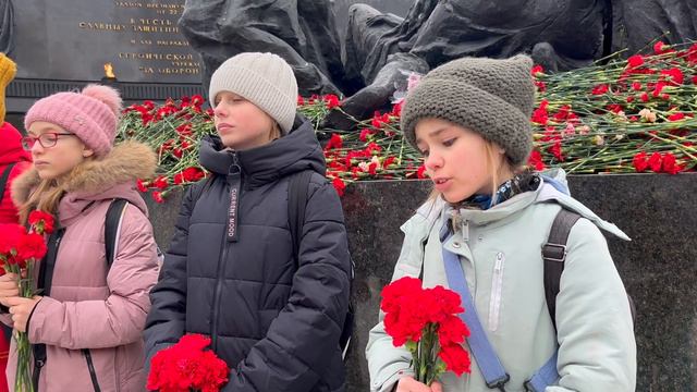 Возложение цветов к монументу героическим защитникам Ленинграда. 26 января 2024 года. смотреть онлайн