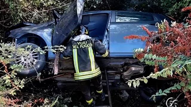 Siracusa Spettacolare incidente in via Paolo Orsi, auto finisce nella scarpata смотреть онлайн