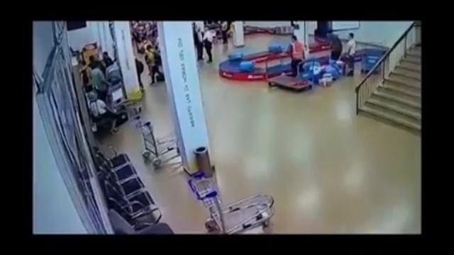 Agresion de Cesar Farias a Adolfo Fernandez en instalaciones del aeropuerto de Viru Viru смотреть онлайн