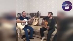 ХУСЕЙН ГОРЧХАНОВ С ДРУГОМ ПОЕТ НА ГИТАРЕ