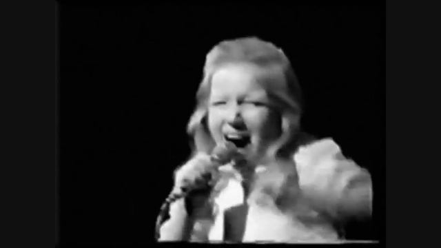 Lena Zavaroni On Top Of The Pops In 1974 Age 10 смотреть онлайн