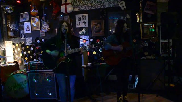 Oval Iris - Stuck In The Middle With You Cover Live @ Harry's Bar in Hinckley, UK смотреть онлайн