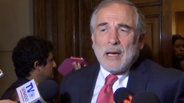 Senador Montes aseguró que reforma de educación pone fin a lucro, copago y selcción смотреть онлайн