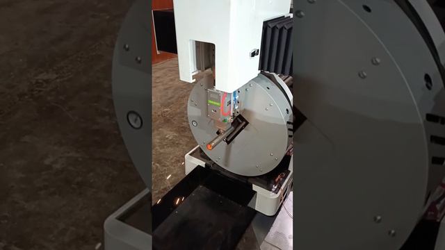 Лазерная резка трубы на оптоволоконном станке XTC-1530HT/3000 Raycus смотреть онлайн