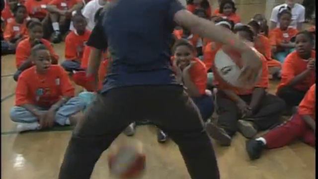 Lindsey Harding showcases her dribbling skills! смотреть онлайн