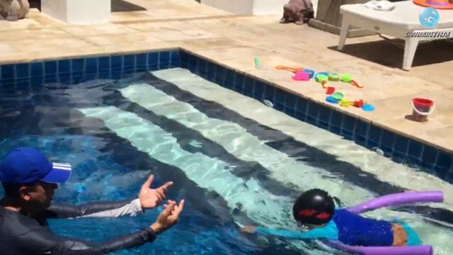 Как научить ребёнка лежать в воде на спине и делать вдохи во время плавания. Детское плавание смотреть онлайн