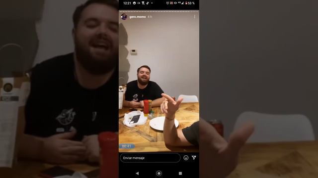 Momo y Ibai cantando Malbec смотреть онлайн