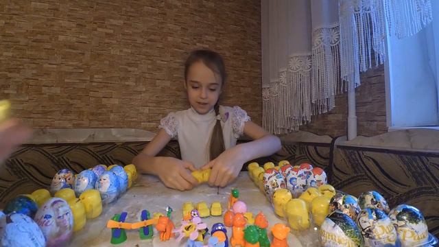 kinder сюрприз шоколадные яйца! Ангелина открывает шоколадные яйца! смотреть онлайн