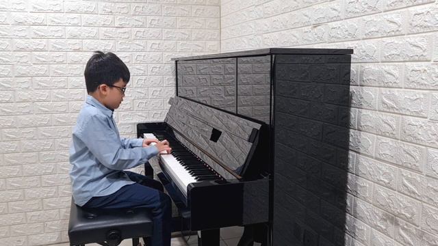 Gummy Bear Boogie played by Danford Sinclair Haliono смотреть онлайн