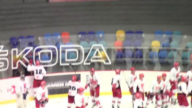 Hradečtí junioři vyhráli první zápas play off 9:0 a děkovali fanouškům смотреть онлайн