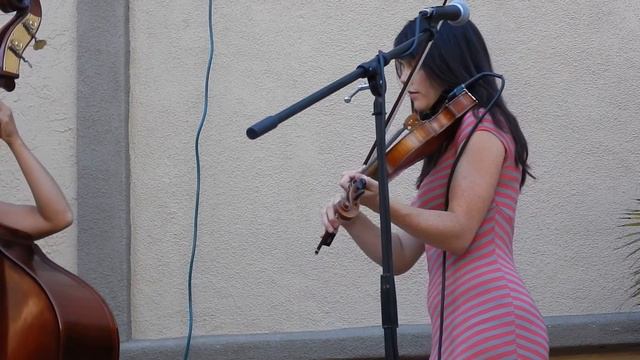 SWEET 100's sing "The Carolinian" at Davis Art About, Putah Creek Winery's stage. смотреть онлайн