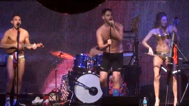 The Skivvies and Colin Donnell - Balls смотреть онлайн