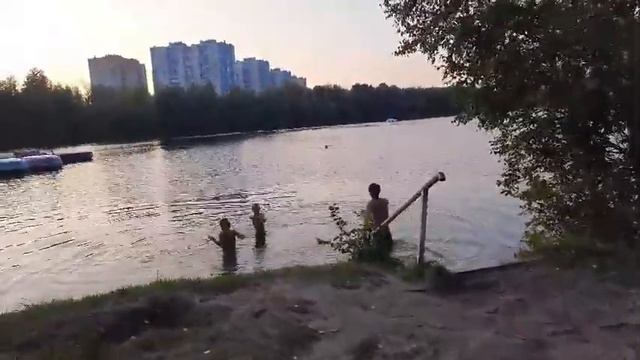 На улице 12 градусов а в воде 14. Дети закаляются смотреть онлайн