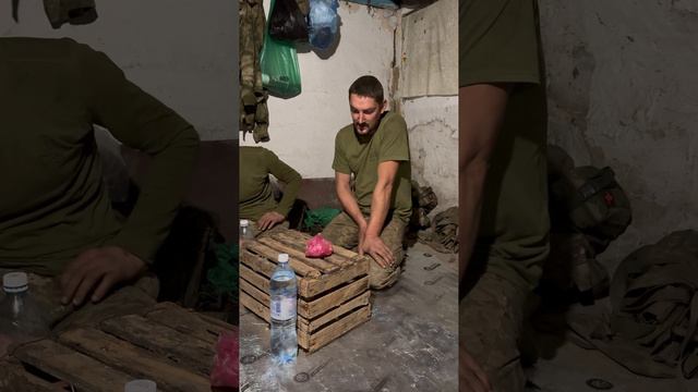 Солдаты РФ Поймали(прости Господи) тцкашника. Военкоматчиком он себя обозвал смотреть онлайн