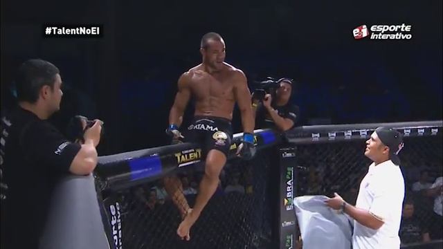 Davi Ramos aplica um arm lock em Claudiere Freitasno Talent 8 смотреть онлайн