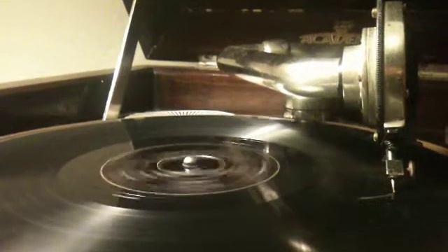 Frankie Trumbauer & His Orchestra - I Like That. Parlophone R 714 смотреть онлайн