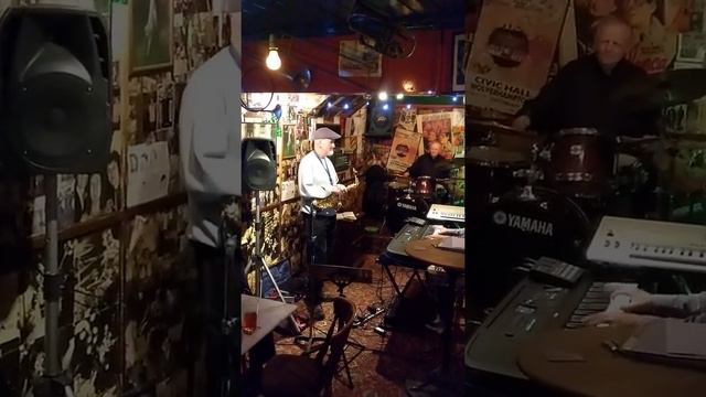 John Evans keyboards, John Graham saxophone, Malcolm Garrett drums. смотреть онлайн