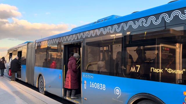 Автобус ЛиАЗ-6213.65 следует по маршруту м7 ”м. Стахановская - Парк Фили” смотреть онлайн