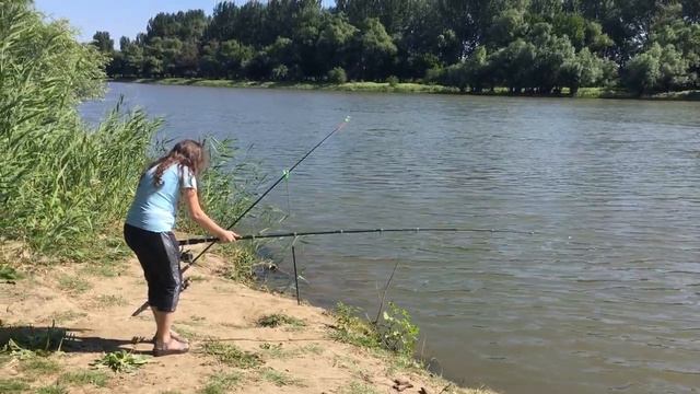 Заядлая рыбачка.