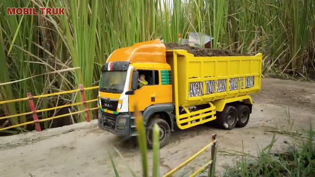 MOBIL TRUK KONTAINER PANJANG MELEWATI SUNGAI - MINIATUR RC DUMP TRUCK, MOBIL OLENG MUATAN PASIR смотреть онлайн