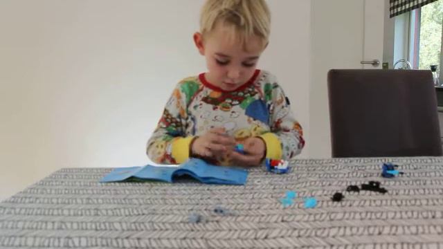 Carl builds Krog from LEGO Mixels смотреть онлайн