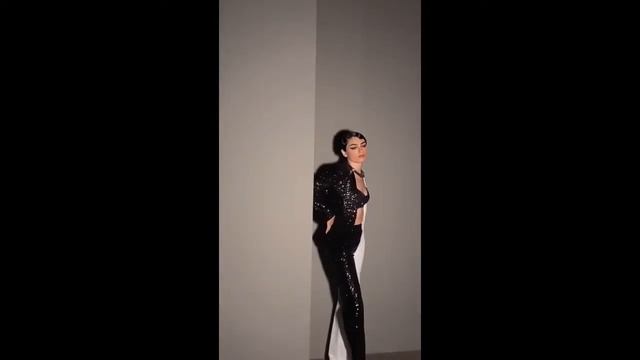 Хазар Эргючлю в фотосессии для майского номера журнала Marie Claire смотреть онлайн