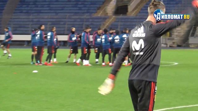 Spanish National Team training at the stadium Petrovsky смотреть онлайн