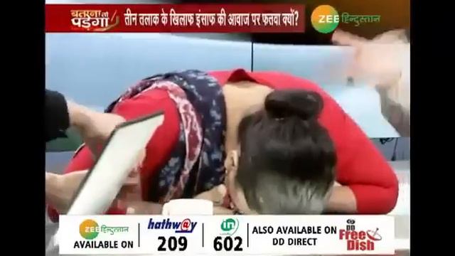 Maulana Slaps Women on LIVE show | मौलाना ने तीन तलाक की मुख्य याचिकाकर्ता महिला से की मारपीट смотреть онлайн