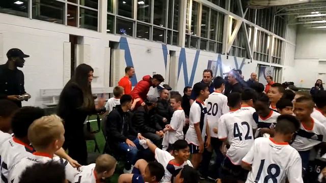 Toronto FC midfielder Jonathan Osorio swarmed by young fans in Brampto смотреть онлайн