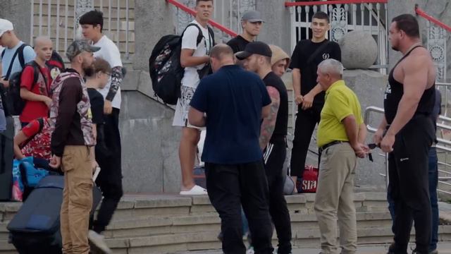 КАЧКИ против ТАКСИСТОВ из 90х! НЕЛЕГАЛЫ непускают НОВИЧКА работать на ПРИБЫЛЬНОМ месте! Но БРАТКИ.. смотреть онлайн