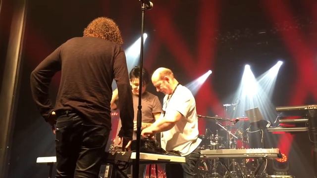 Scott Robertson greats the Messiah Gary Numan смотреть онлайн