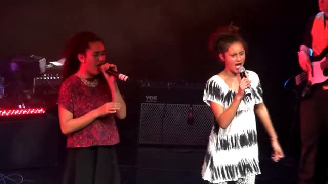 Showcase 2013, Huia and Tiana, 'Fallin' смотреть онлайн