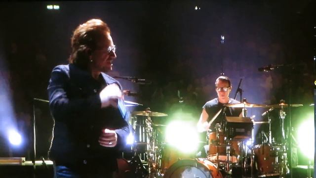 U2 01-SEP-2018 Berlin, Bono losing his Voice "Red Flag Day" смотреть онлайн