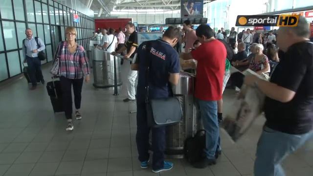 Ловци на автографи хванаха играчите на Стяуа смотреть онлайн
