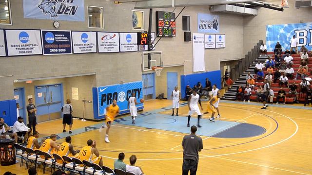 Chicago Bulls Taj Gibson Shows You How To Dunk At 2012 NIKE PRO CITY смотреть онлайн