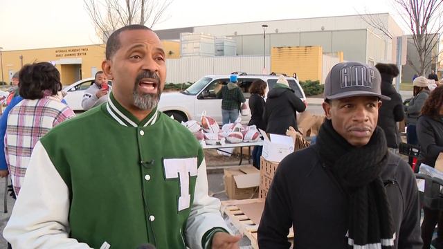 Mike Epps, Amp Harris give away Thanksgiving turkeys смотреть онлайн