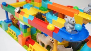 Развивающие детские игрушки. Строим горку для гонки шариков. Лего. Учим животных