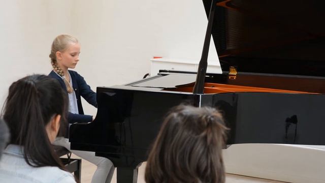 Hedvig spiller "Sonatina i a-mol" af Benda смотреть онлайн